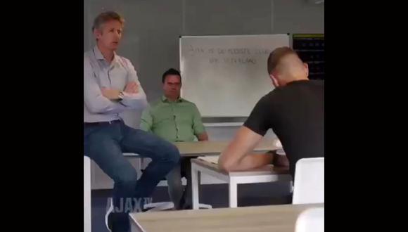 Kjell Scherpen tuvo que escribir 100 veces Ajax es el mejor club de Holanda. (Video: Twitter @AFCAjax y YouTube)