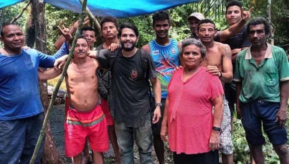 Antonio junto a los recolectores de castañas que lo rescataron. (Foto: Antonio Sena)