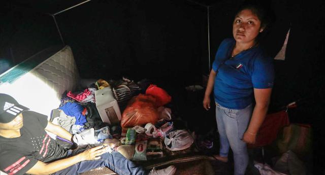 En la carpa contigua se ubica la familia Olivas Gomero. Allí pasa la noche la tía de la pequeña Nataly, quien falleció días atrás por las quemaduras. (Foto: Hugo Pérez)