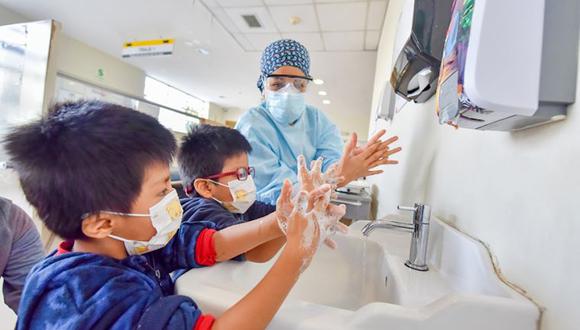 El lavado frecuente de manos sigue siendo una de las principales medidas para prevenir el contagio de enfermedades como el COVID-19, la viruela del mono y ahora la gripe del tomate. (Foto referencial)