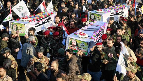 Soldados iraquíes de las fuerzas Hashed al-Shaabi (Movilización Popular) llevan los ataúdes de los combatientes muertos en un ataque estadounidense ese mismo día, durante un funeral en Bagdad el 22 de noviembre de 2023. (Foto de Ahmad Al-Rubaye / AFP)