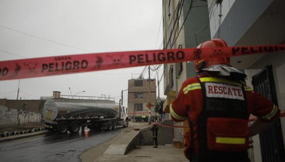 Una cisterna llena de petróleo se derramó en la cuadra 1 de la calle Ascope, en Cercado de Lima | Foto: Joel Alonzo/@photo.gec