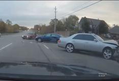 YouTube: conductor intenta maniobra y choca frente a Policía | VIDEO 