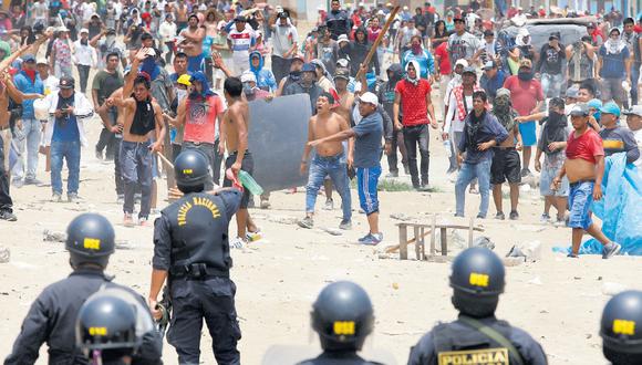 Unas 1.200 personas se enfrentaron a la policía, la cual llegó hasta el sector Oasis, en Villa El Salvador, para recuperar un espacio que estaba siendo invadido. Este territorio había sido liberado 10 meses atrás. (Foto: USI)