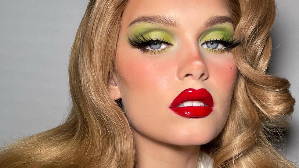 Con la Navidad a la vuelta de la esquina, es vital planear el look perfecto para brillar donde sea que elijas pasarlo. Y así como tu outfit es tan importante, también lo es tu maquillaje. Inspírate con estas ideas de maquillajes sencillos y fáciles de hacer. Ten por seguro que encontrarás el que mejor se adapte a tu estilo navideño.
(Foto: IG @melissa.hurkman)