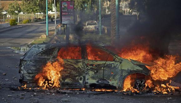 Un carro de la policía de Israel arde después de una manifestación árabe israelí tras el funeral de Mousa Hassouna en la ciudad central de Lod, cerca de Tel Aviv, el 11 de mayo de 2021. (Foto por - / AFP).