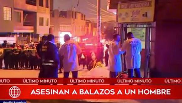 Cámara de seguridad registró el crimen ocurrido en la avenida Los Pinos. La Policía llegó al lugar e inició las investigaciones. (Foto: captura de video)