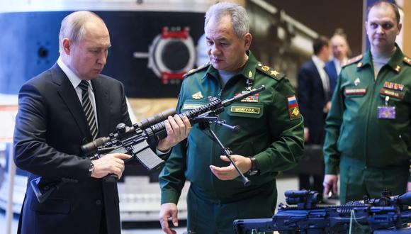 El presidente de Rusia, Vladimir Putin, y el ministro de Defensa, Sergei Shoigu, recorren una exhibición de equipo militar. (Mikhail METZEL / SPUTNIK / AFP).