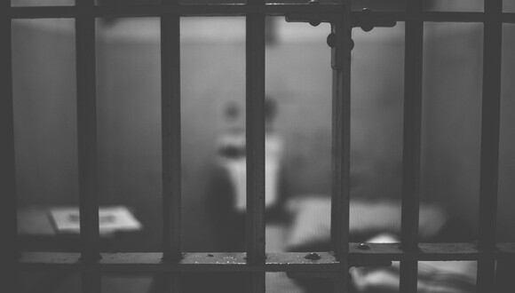 El detenido escapó "aprovechando su constitución física", que le permitió atravesar sin mucha dificultad los barrotes de la celda policial en la que estaba. (Foto: Pixabay/Referencial)