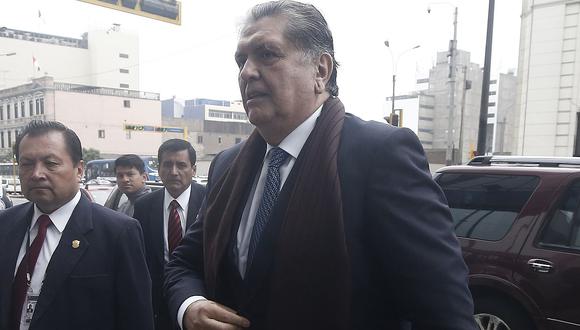 El ex presidente Alan García salió, esta mañana, de la residencia del embajador de Uruguay luego que rechazaran su pedido de asilo. (Foto: GEC)