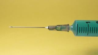 EE.UU. reporta resultados alentadores en pruebas de vacuna experimental contra el COVID-19