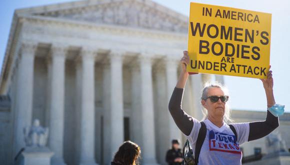 Una manifestante a favor del aborto levanta un cartel afuera de la Corte Suprema de los Estados Unidos, donde se analiza la estricta ley de Texas. (MANDEL NGAN / AFP).