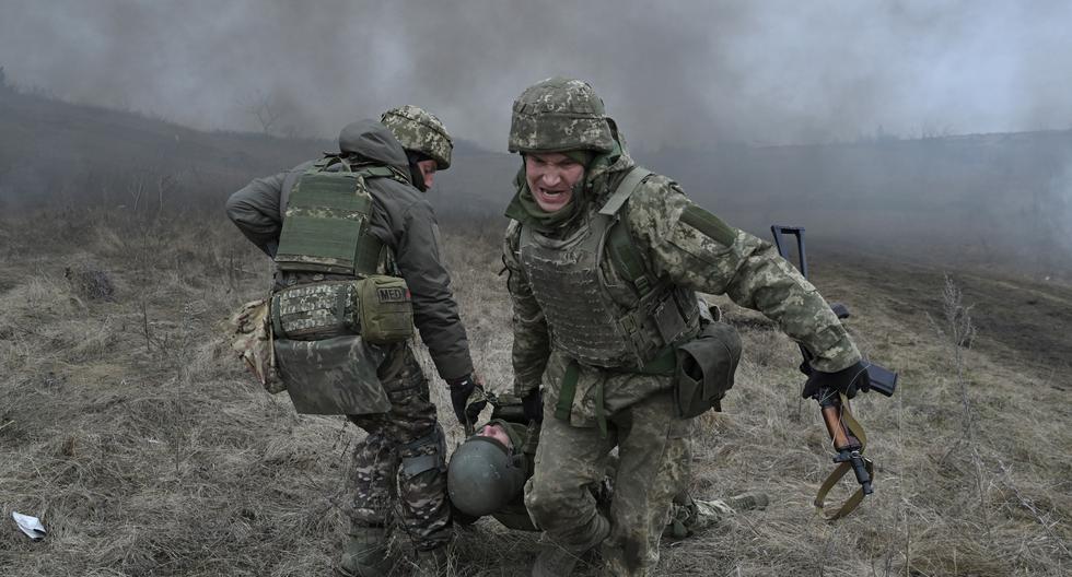 Los militares ucranianos del batallón Skala realizan una evacuación médica durante un ejercicio en la región de Donetsk el 3 de febrero de 2024, en medio de la invasión rusa de Ucrania. (Foto de Genya SAVILOV / AFP).