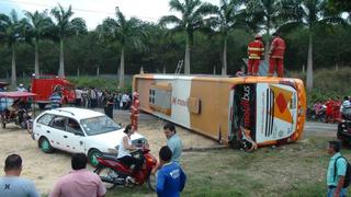 Tarapoto: 7 pasajeros salvan de morir tras vuelco de ómnibus