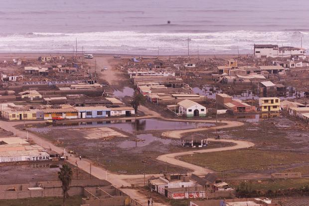 Imagen del 26 de junio de 2001. Una vista panorámica de Camaná tras el tsunami. (Foto: GEC Archivo / Manuel García-Miró)
