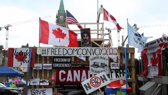 Se ve un camión con pancartas estacionado frente al Parlamento de Canadá mientras los manifestantes continúan protestando por los mandatos de vacunación implementados por el primer ministro Justin Trudeau el 10 de febrero de 2022 en Ottawa, Canadá. (Foto de Dave Chan / AFP)