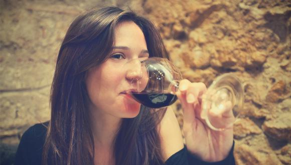 Beber una copa de vino te hará ver más atractiva según estudio