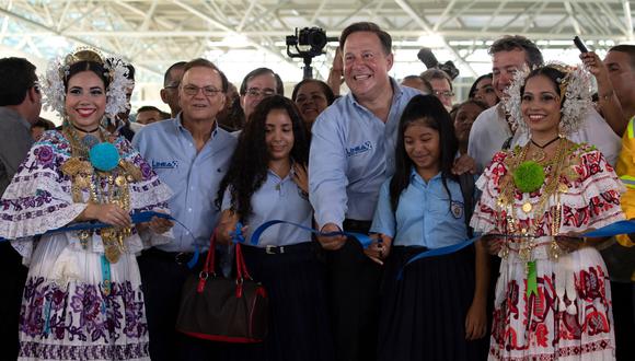 El presidente Varela ha sido criticado por no cancelar los contratos con Odebrecht tras destaparse el pago de sobornos. En la foto, inaugurando una línea del metro construida por la empresa brasileña. (AFP)