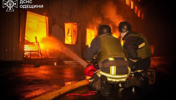 Los bomberos extinguiendo un incendio en un almacén postal dañado tras un ataque con misiles de Rusia en Odesa, Ucrania. (Foto de Handout / SERVICIO DE EMERGENCIA DE UCRANIANO / AFP).