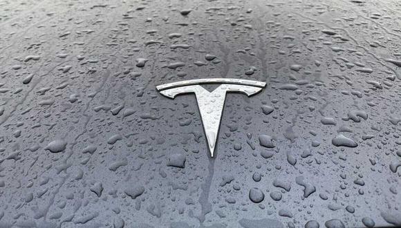 Una vista muestra el logotipo de Tesla en el capó de un automóvil en Oslo, Noruega, el 10 de noviembre de 2022. REUTERS/Victoria Klesty