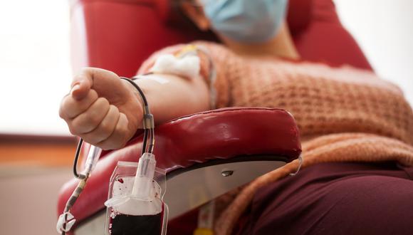 Paciente recuperado de COVID-19 dona plasma sanguíneo. (Foto referencial: Shutterstock)