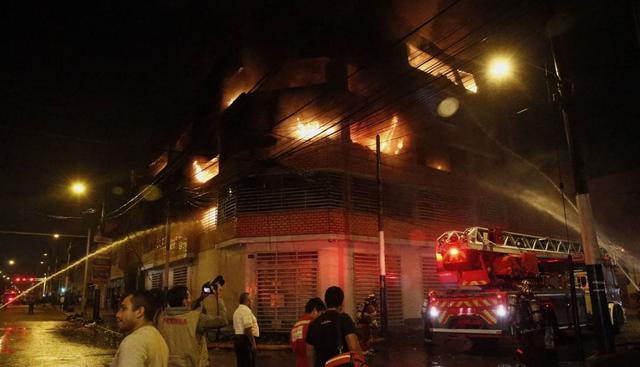 Unas 16 unidades y 50 bomberos atienden la emergencia. (Eddy  Ramos/Agencia Andina)