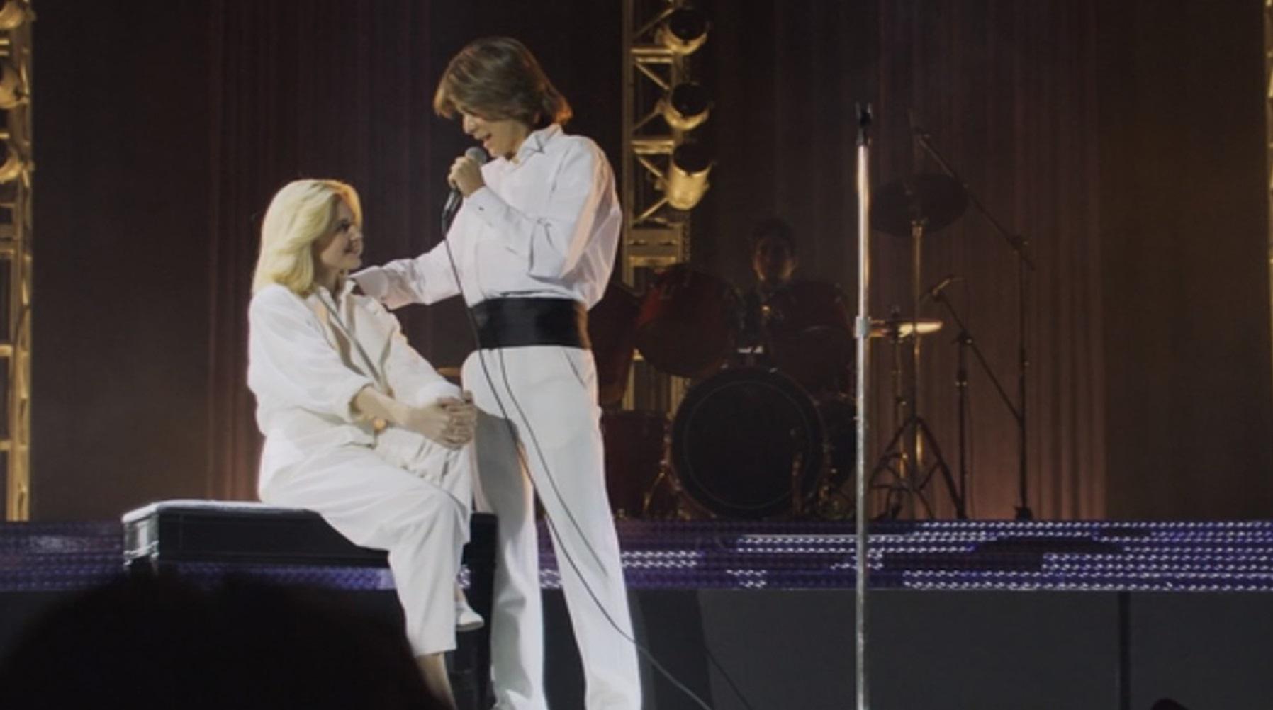Luis Miguel (Luis de la Rosa) y Marcela Basteri (Anna Favella) en una escena del capítulo 11 de la bioserie sobre el cantante. (Foto: Netflix)