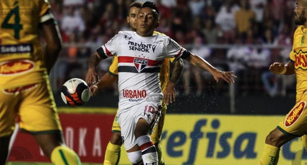 Esta vez Christian Cueva hizo noticia con la camiseta del Sao Paulo con una jugada individual, demostrando su técnica con el balón similar a Neymar. (Foto: Gazeta Press)