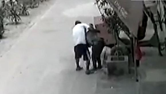 Madre de familia fue asaltada por un delincuente en una calle de la zona de Huaycán, en Ate | Captura de video / América Noticias