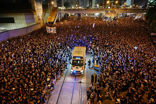Una ambulancia se abrió paso entre miles de manifestantes en Hong Kong que protestaron contra la Ley de Extradición a China. Foto: AFP