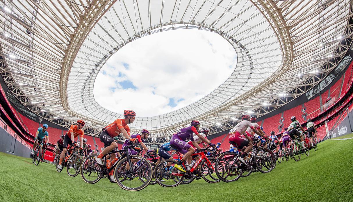 Los ciclistas de la Vuelta a españa, iniciaron la etapa 13 en el estadio San Mamés de Bilbao, en un acto emocionante. (Foto: Athletic Club)