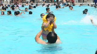 FOTOS: Niños combaten el miedo al agua en los parques zonales de Lima