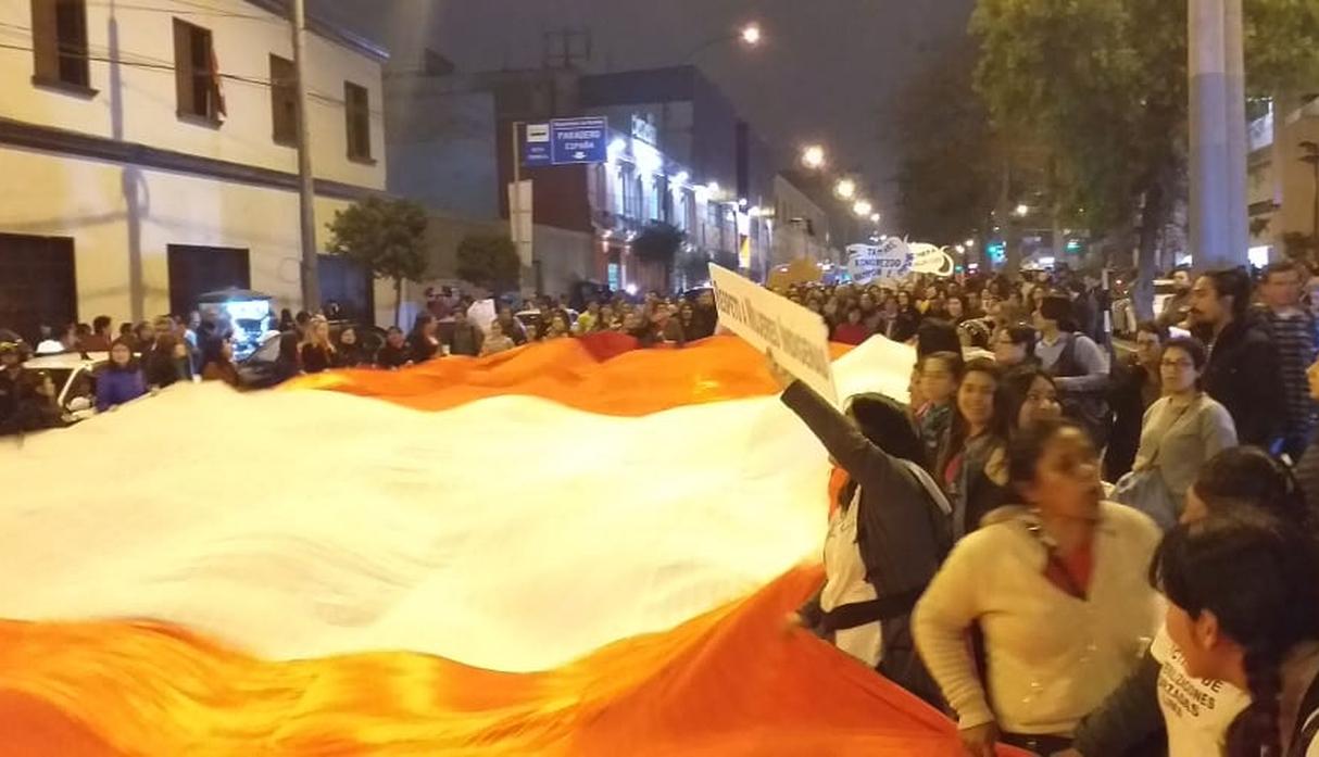 Manifestantes se movilizaron por las calles de Lima para exigir que se adelanten las elecciones generales. Hay un fuerte resguardo policial. (Foto: Frencesca García)