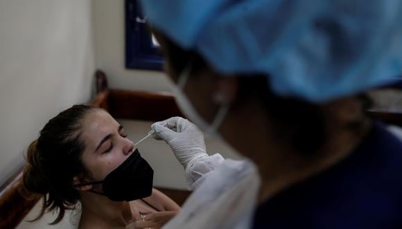 Una mujer se realiza una prueba para detectar el coronavirus en Río de Janeiro, Brasil. (EFE/ Antonio Lacerda).