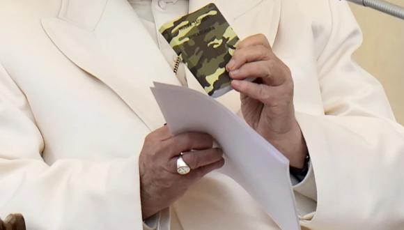 El papa Francisco mostró a turistas y peregrinos el rosario y el libro de oraciones de Oleksandre, un soldado ucraniano de 23 años que los llevaba cuando murió en la guerra de Rusia.(AP Foto/Alessandra Tarantino)