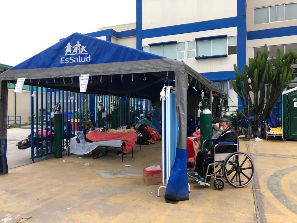 En los exteriores de emergencia del hospital Sabogal se han colocado carpas para también atender a pacientes confirmados de coronavirus por la falta de espacio en el establecimiento.