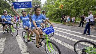 La bicicleteada de gemelos que busca el récord Guinness en NY