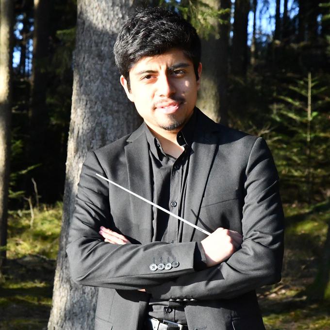 Hace 10 años su colegio le obligó a comprar una flauta: hoy es director de orquesta y vive en Europa