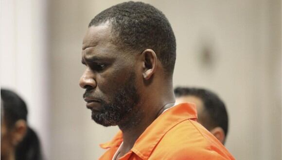 Cantante R. Kelly seguirá en prisión pese a solicitud de abogados. (Foto: AFP)