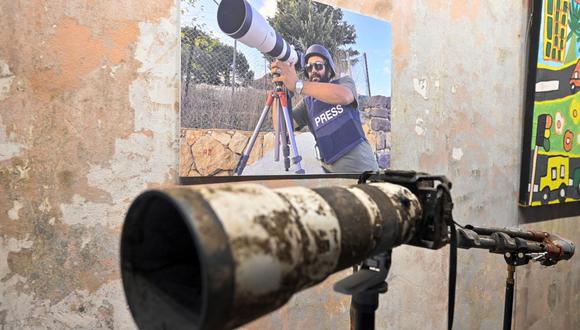 El equipo del periodista asesinado de Reuters Issam Abdallah en exhibición durante una conferencia de prensa celebrada por Amnistía Internacional y Human Rights Watch para publicar los resultados de sus investigaciones sobre los ataques mortales de Israel en el sur del Líbano el 13 de octubre, en Beirut, Líbano, 7 de diciembre de 2023. Foto: WAEL HAMZEH/EFE/EPA