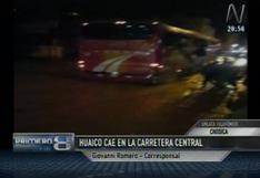 Perú: huayco cae en Carretera Central y bus queda atrapado