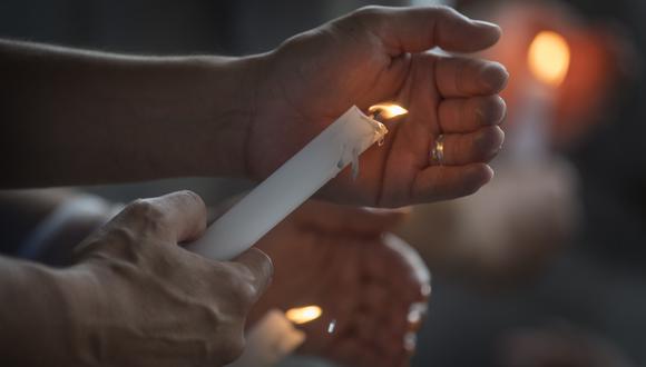 Decenas de personas se unen para orar en El Paso, Estados Unidos. (Foto: AFP)