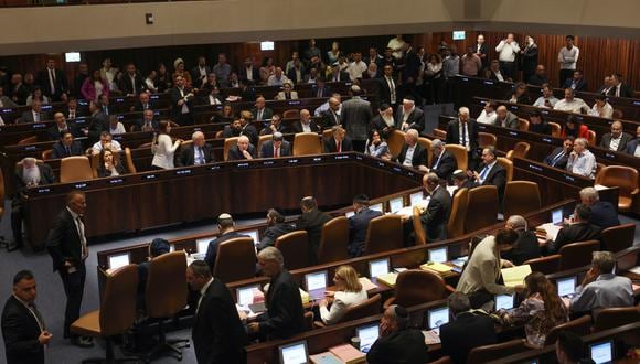 El Parlamento de Israel celebra una sesión en Jerusalén el 24 de julio de 2023, en medio de una ola de protestas de meses contra la reforma judicial planificada por el gobierno. (Foto de RONALDO SCHEMIDT / AFP)