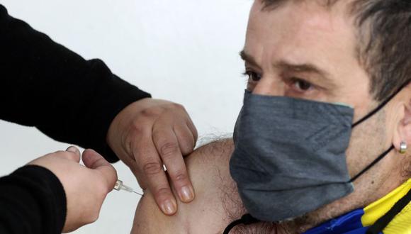 Un hombre es inoculado con la vacuna rusa Sputnik V contra el coronavirus COVID-19 en la Universidad Nacional Lanús, en Buenos Aires, Argentina. (Foto de ALEJANDRO PAGNI / AFP).