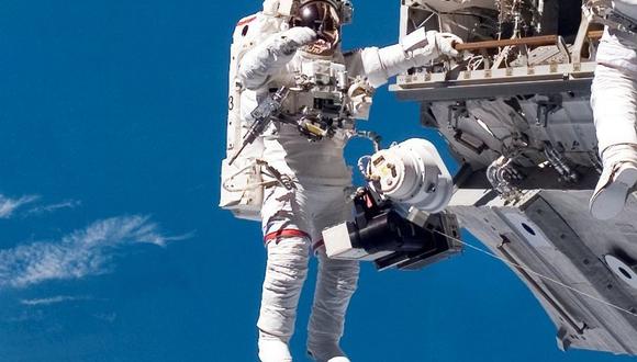 En esta foto de archivo del 12 de diciembre de 2006 un astronauta participa en una caminata espacial durante la construcción de la Estación Espacial Internacional. (AP/Referencial).