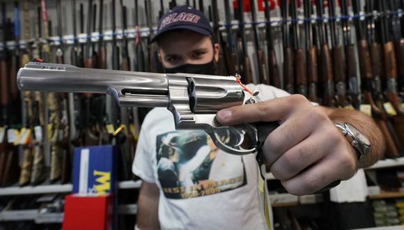 Imagen referencial. Un vendedor muestra armas a la venta en Nueva York, Estados Unidos, el 25 de septiembre de 2020. (TIMOTHY A. CLARY / AFP).