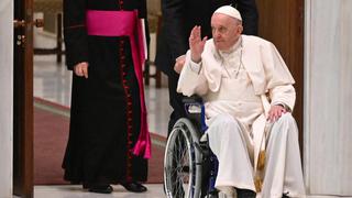 Papa Francisco aparece en silla de ruedas por su dolor de rodilla