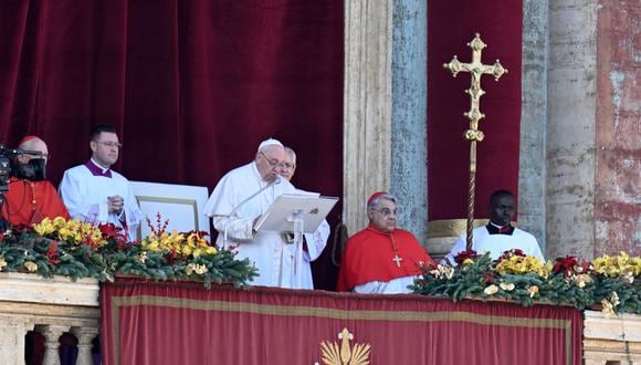 El Papa Francisco dirige la oración Urbi et Orbi desde el balcón de la fachada de la Basílica de San Pedro en el Vaticano con motivo de las fiestas navideñas, el 25 de diciembre de 2022. (Foto de EFE/EPA/ANSA/CLAUDIO PERI)