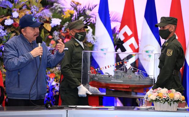 El presidente de Nicaragua, Daniel Ortega (L), pronunciando un discurso durante una ceremonia que marca el 42 aniversario de la fundación de la Fuerza Naval de Nicaragua, en Managua el 15 de agosto de 2022. (Foto de Jairo CAJINA / Presidencia de Nicaragua / AFP)