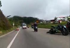 El impactante momento en el que un imprudente motociclista arrolla a un ciclista | VIDEO
